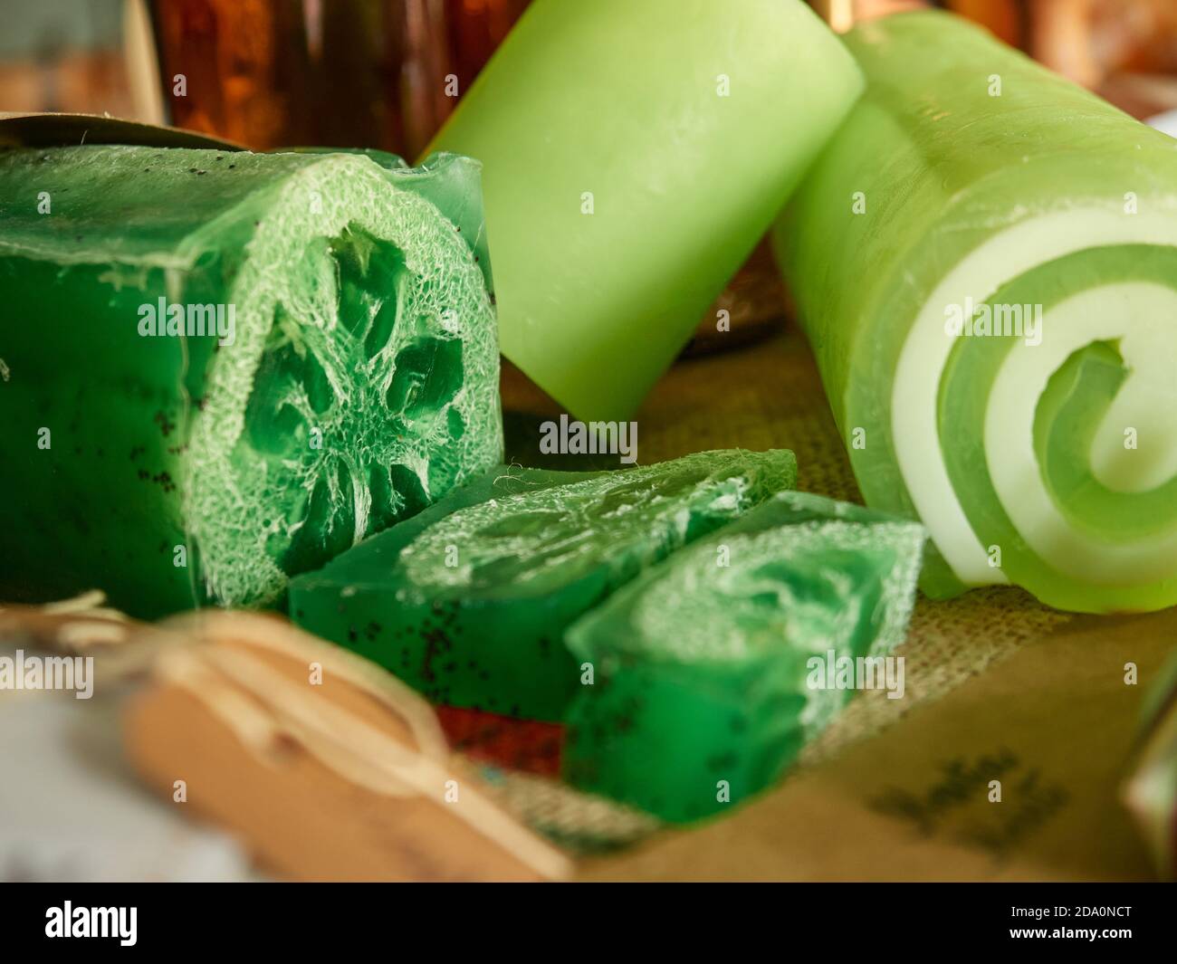 Closeup di barre di sapone naturale verde fatto a mano disposto su tavolo a casa Foto Stock
