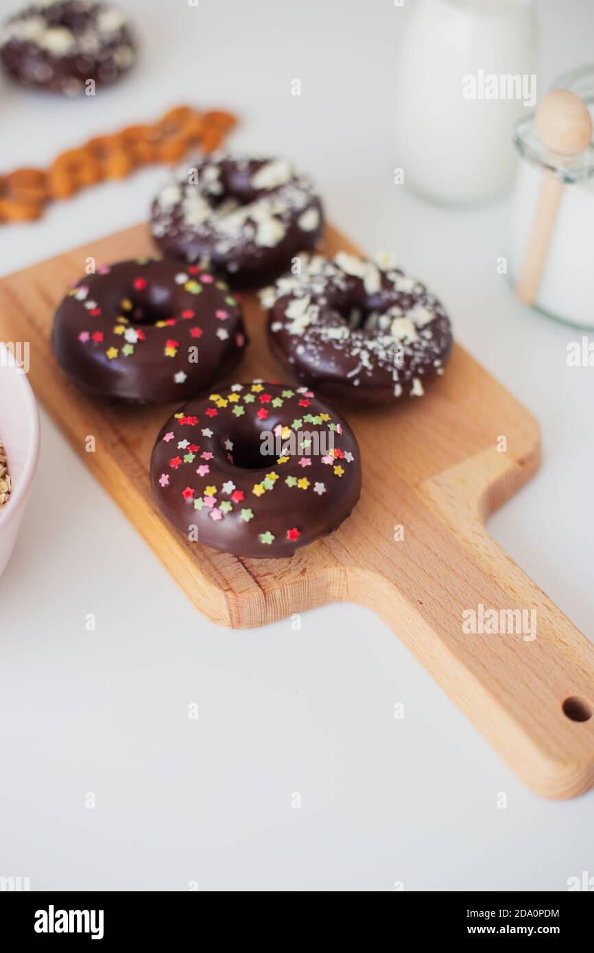 Ciambelle e ingredienti per la ricetta sul tavolo Foto Stock