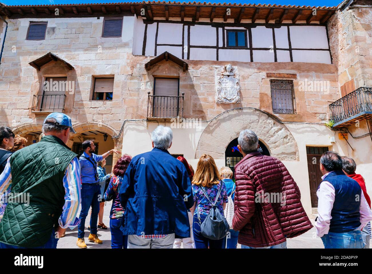 Turisti che assistono alle spiegazioni di una guida. Plaza de España. Atienza, Guadalajara, Castilla la Mancha, Spagna, Europa Foto Stock