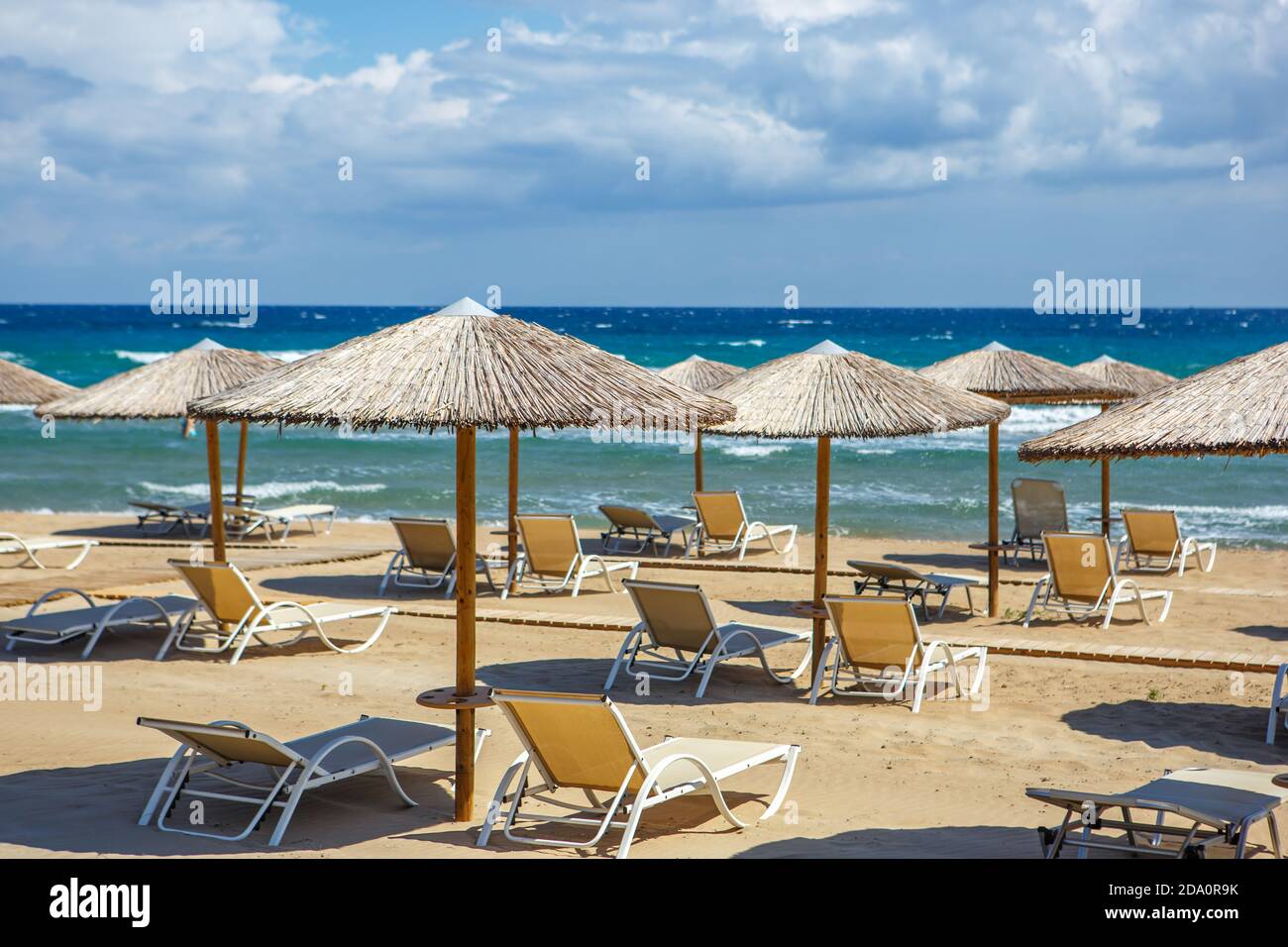 Spiaggia di sabbia senza persone con lettini e ombrellone sull'isola. Quarantena a causa della pandemia Foto Stock