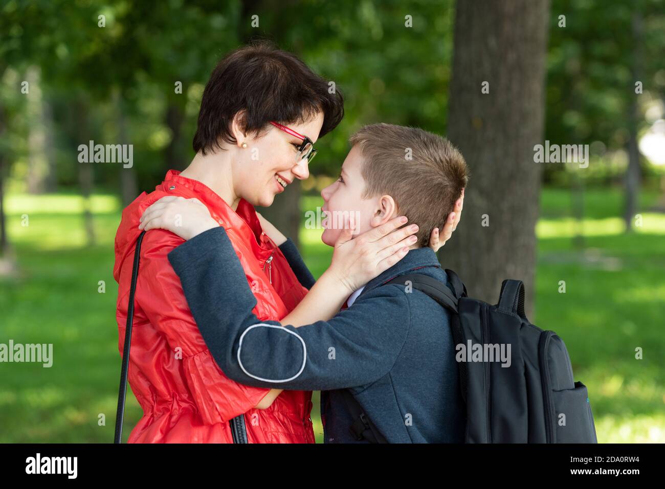 Madre e figlio si guardano l'un l'altro con amore. Foto Stock