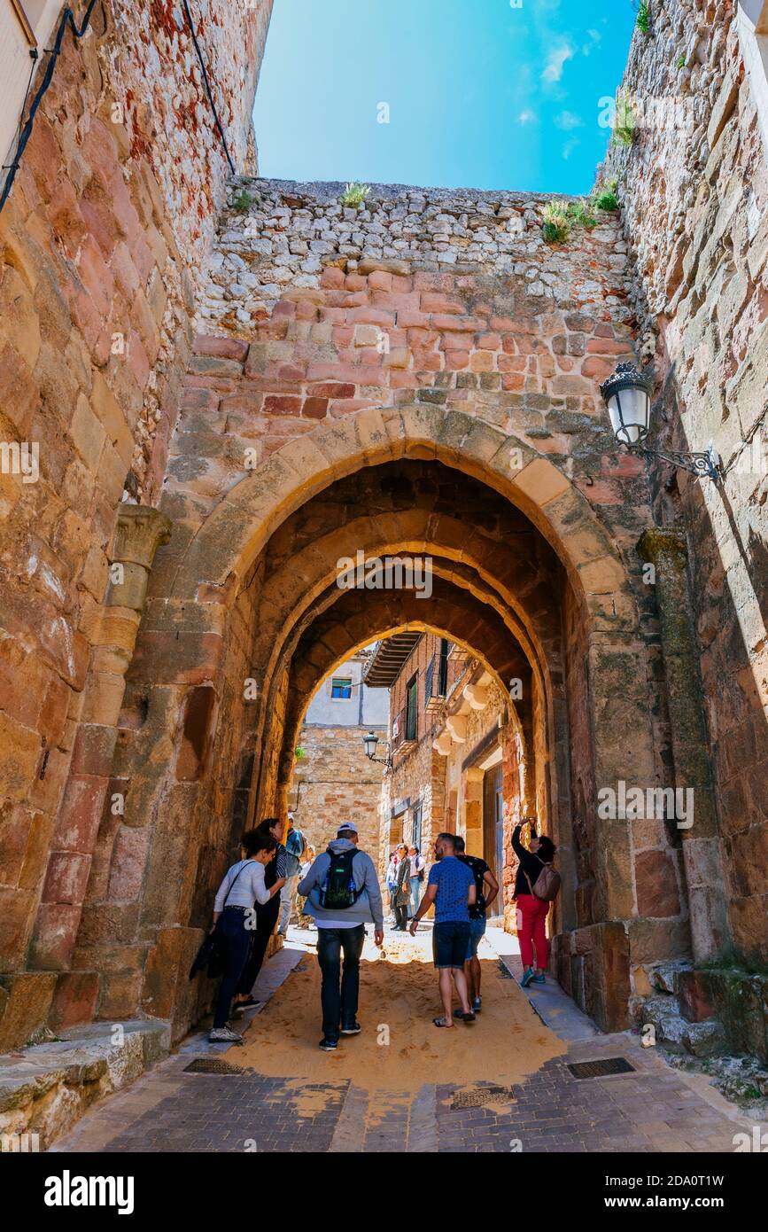 Arrebatacaas Ach, vista da Plaza de España. Atienza, Guadalajara, Castilla la Mancha, Spagna, Europa Foto Stock