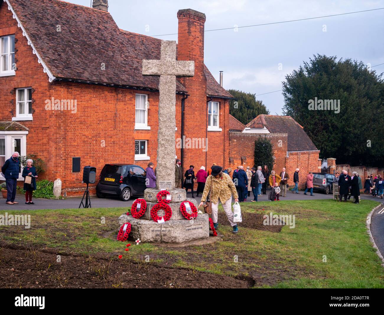 Servizio giornaliero di memoria all'aperto socialmente distanziato a Great Bardfield Essex compresa la posa di corone e l'ultimo posto Foto Stock