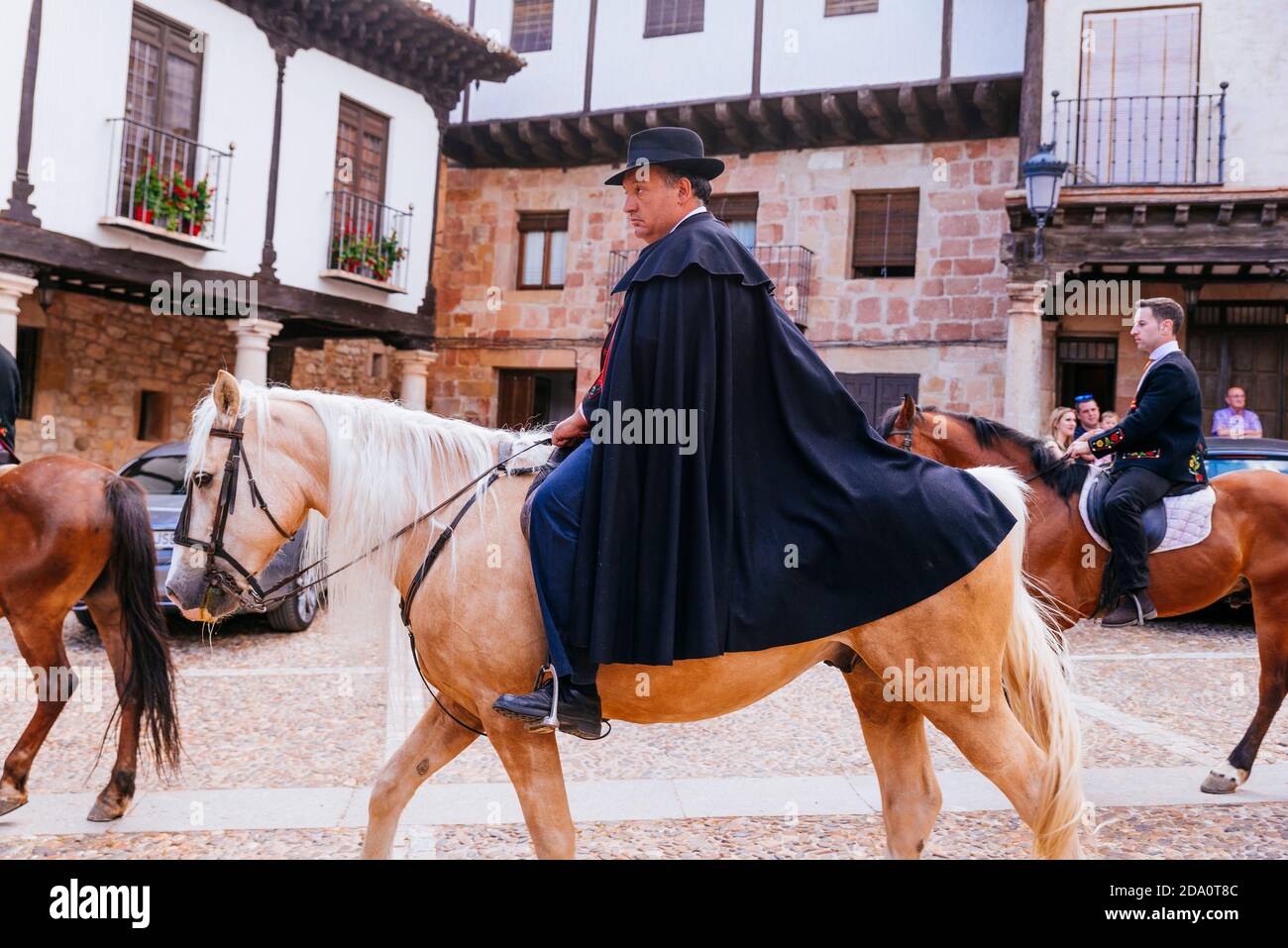 I cavalieri che passano attraverso la Plaza del triso.Festa 'la Caballada'. Atienza, Guadalajara, Castilla la Mancha, Spagna, Europa Foto Stock