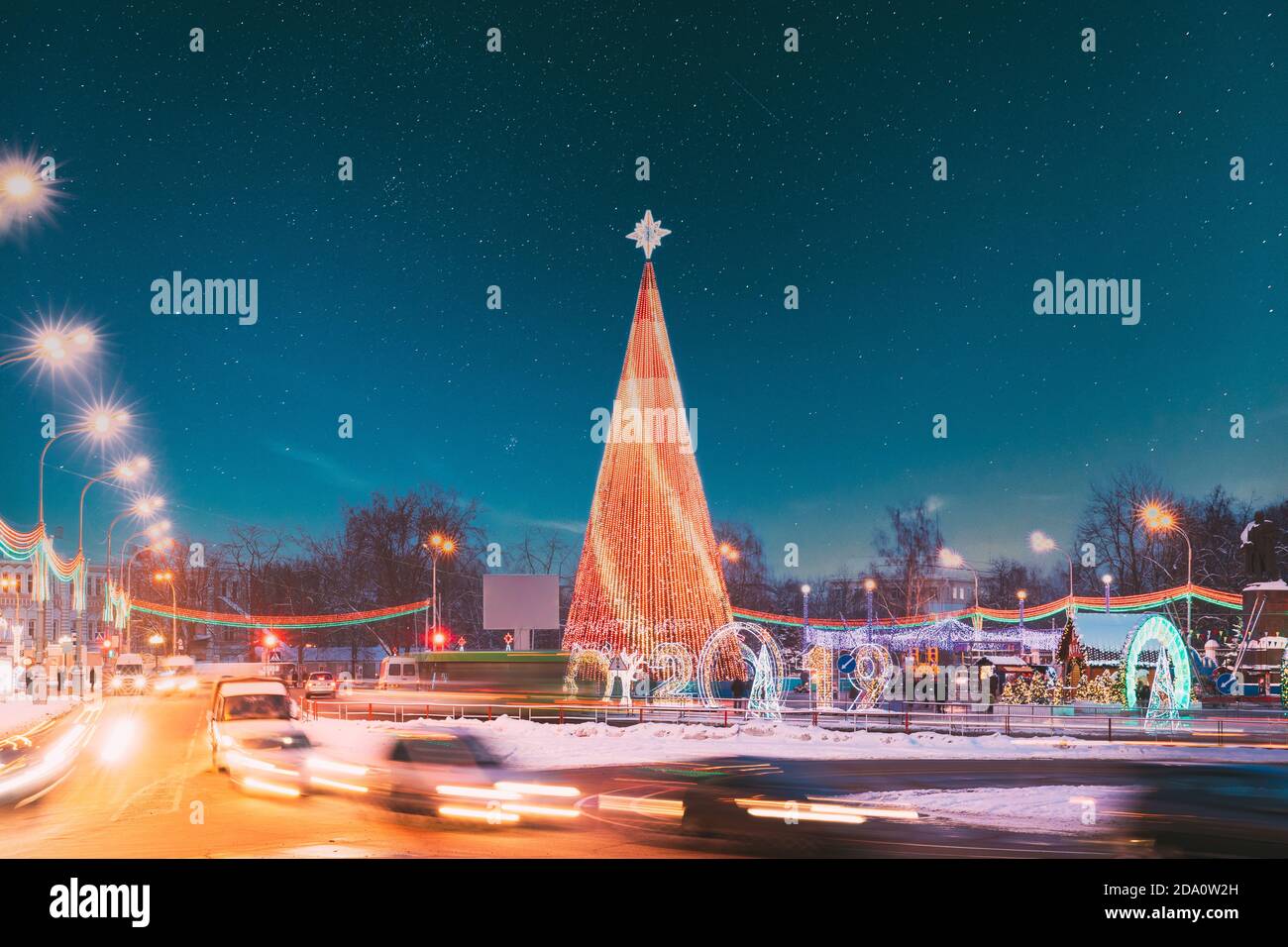 Gomel, Bielorussia. Albero di Natale principale e illuminazione festiva in Piazza Lenin a Gomel. Capodanno in Bielorussia. Cielo stellato notturno alterato Foto Stock