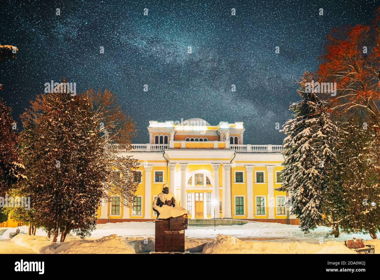 Gomel, Bielorussia. Parco cittadino nella notte invernale. Cielo stellato di notte sopra Rumyantsevs e Palazzo Paskeviches nel parco di Hoiel. Famoso punto di riferimento locale in neve Foto Stock