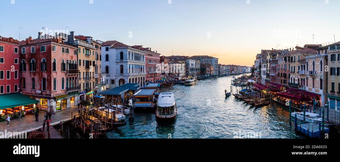 Un'immagine panoramica del Canal Grande tratta dal Ponte di Rialto, Venezia, Veneto, Italia. Foto Stock