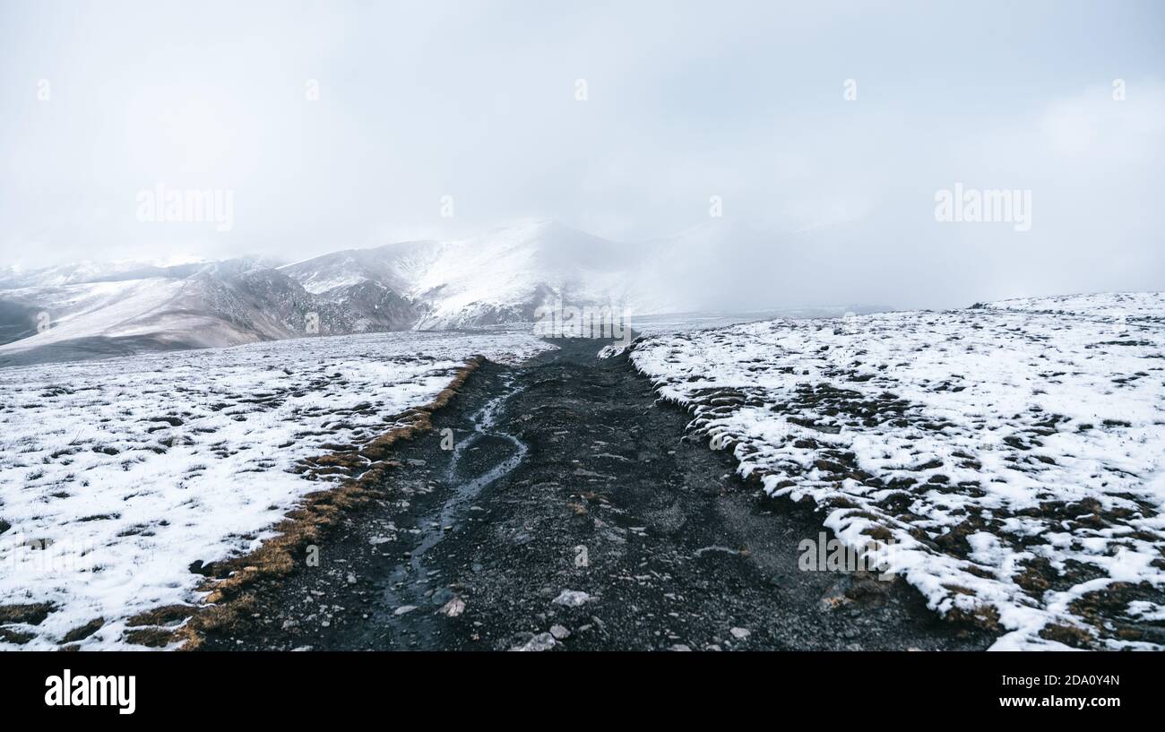 Incredibile scenario di strada che conduce ai Pirenei montagne coperte Neve in inverno ad Andorra Foto Stock