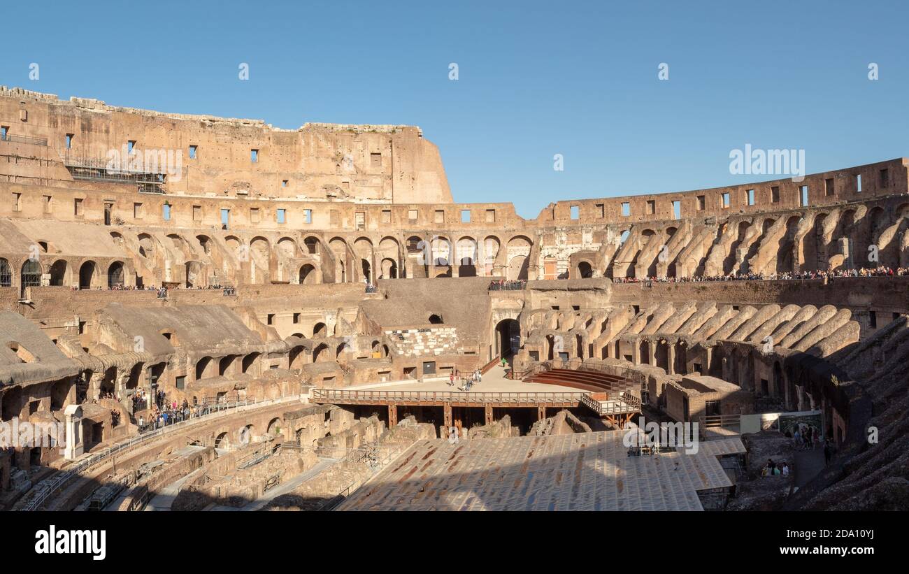 Roma, Italia - 27 aprile 2019 - Interior shot del Colosseo di Roma, uno dei monumenti più famosi al mondo Foto Stock