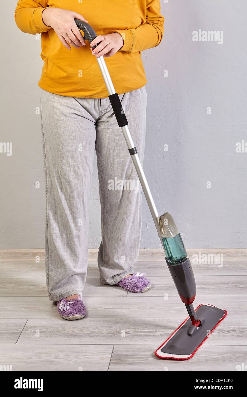 Mop spray in microfibra con testa piatta per la pulizia del pavimento in  legno con serbatoio dell'acqua Foto stock - Alamy