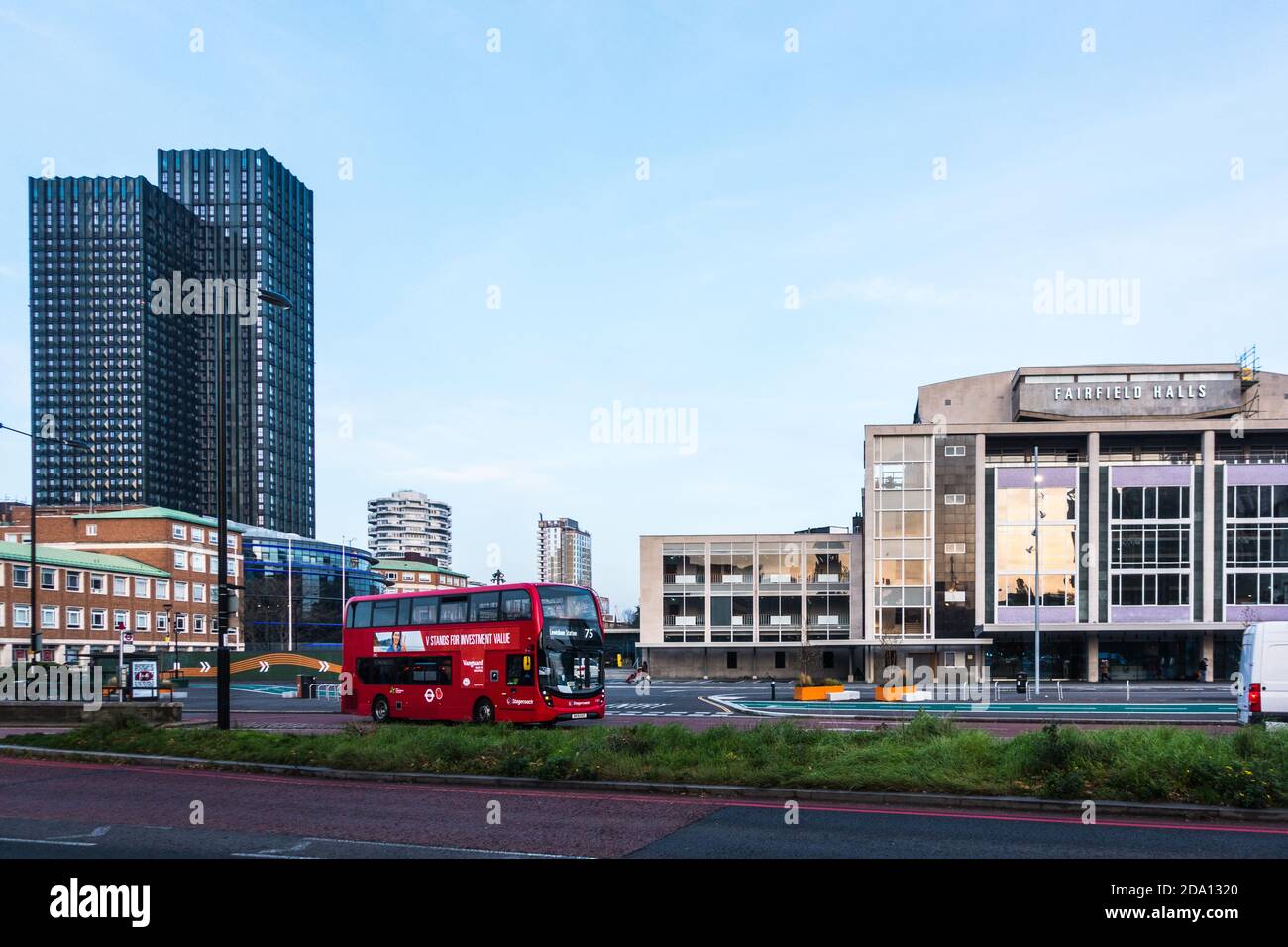 L'edificio modulare più alto del mondo, a dieci gradi, 101 George Street, East Croydon, Londra, Regno Unito Foto Stock