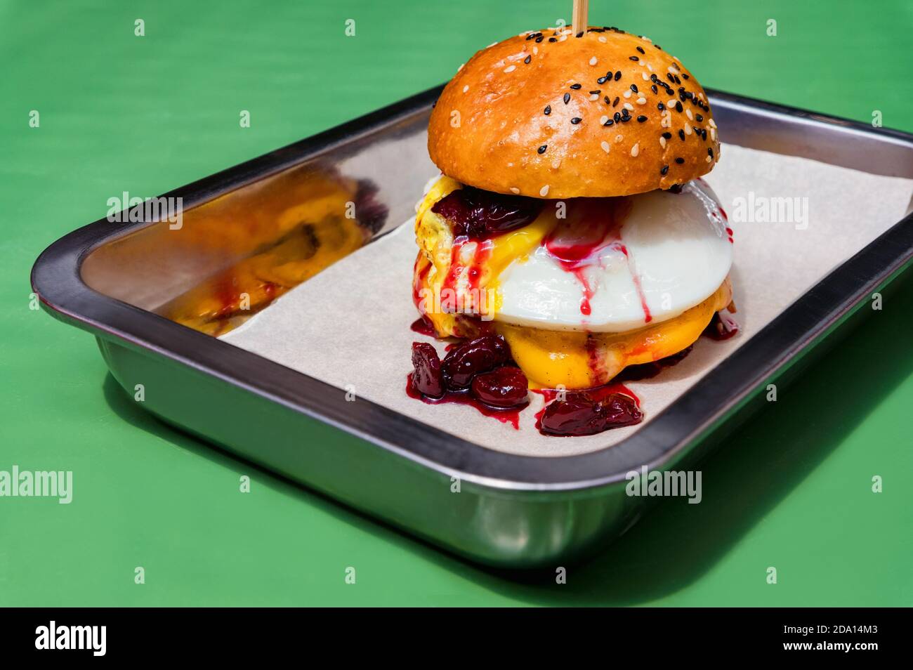 Primo piano gustoso hamburger con diversi ripieno servito sul vassoio Foto Stock