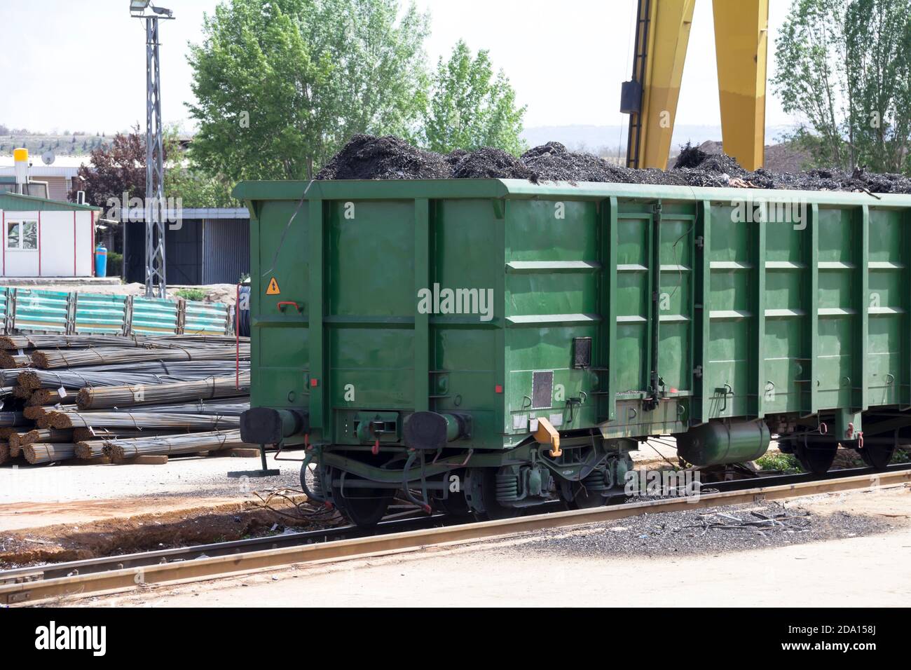 Riciclaggio dei metalli di scarto, impianto di lavorazione con metallo spazzatura e treno auto. Foto Stock