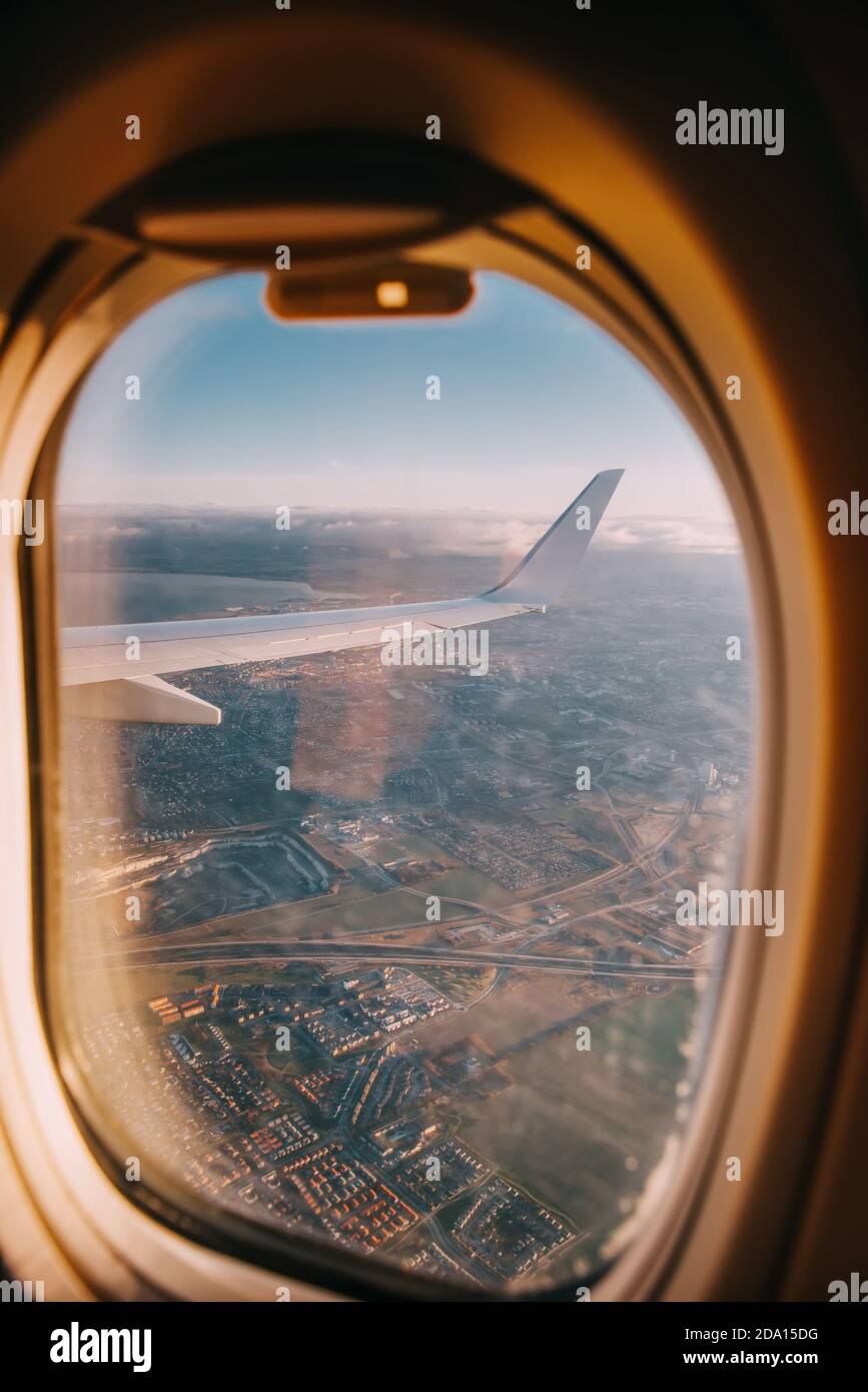 Interno aereo con finestra vista Mar Baltico e nuvole. Foto Stock