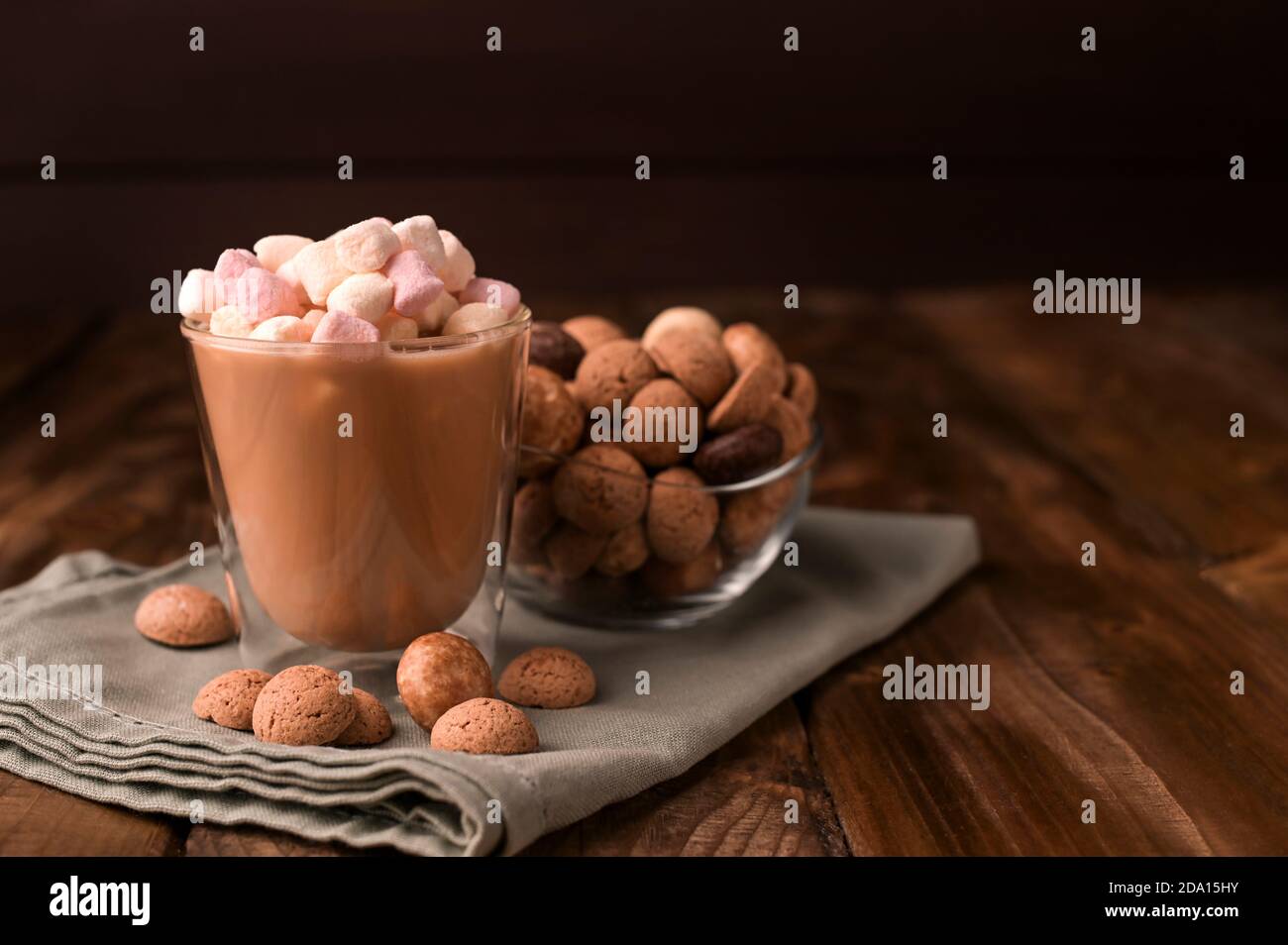 Cacao con marshmallows e dolci tradizionali, biscotti pepernoten su un tavolo di legno. Spazio di copia. Vacanze olandesi Sinterklaas. Foto di alta qualità Foto Stock