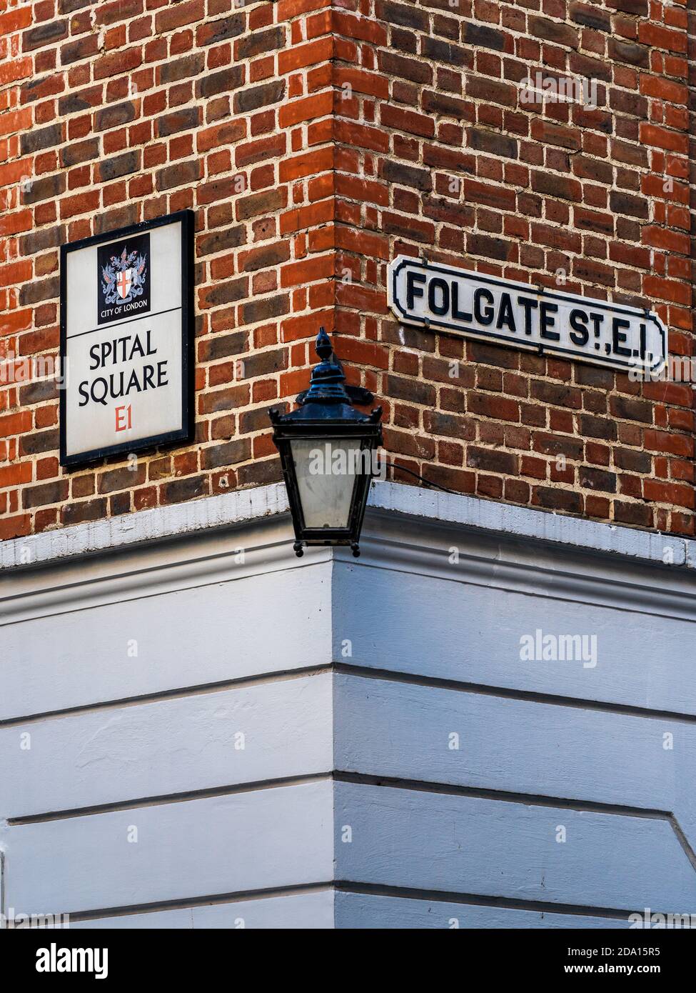 Angolo tra Spital Square e Folgate Street nella storica area di Spitalfields, a est di Londra. Foto Stock
