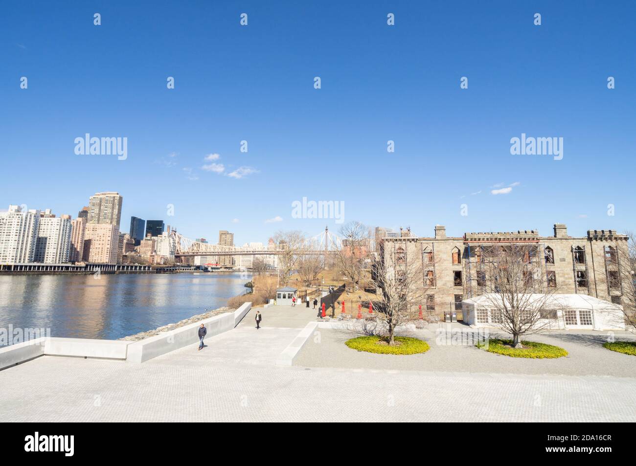 Roosevelt Island, South Side, Smallpox Memorial Hospital e ed Koch Queensboro Bridge visibile, marzo 2019 Foto Stock