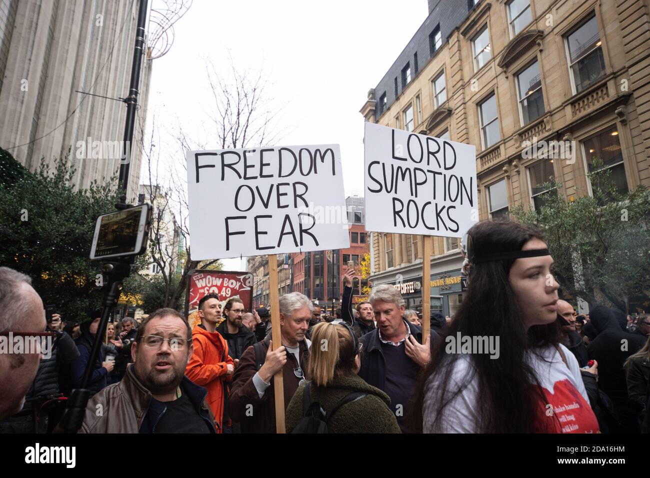 I poster "Freedom over Fear" e "Lord Sumption Rocks" all'indirizzo Protesta contro il blocco Manchester 08-11-2020 Foto Stock