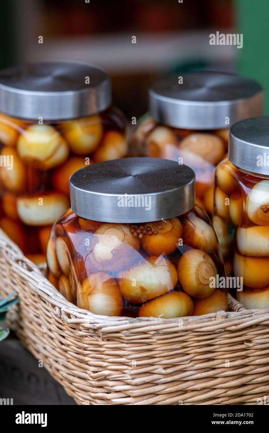 vasi di cipolle sottaceto fatte in casa in vendita ad uno stallo di greengrocrocers su un mercato sull'isola di wight, regno unito Foto Stock