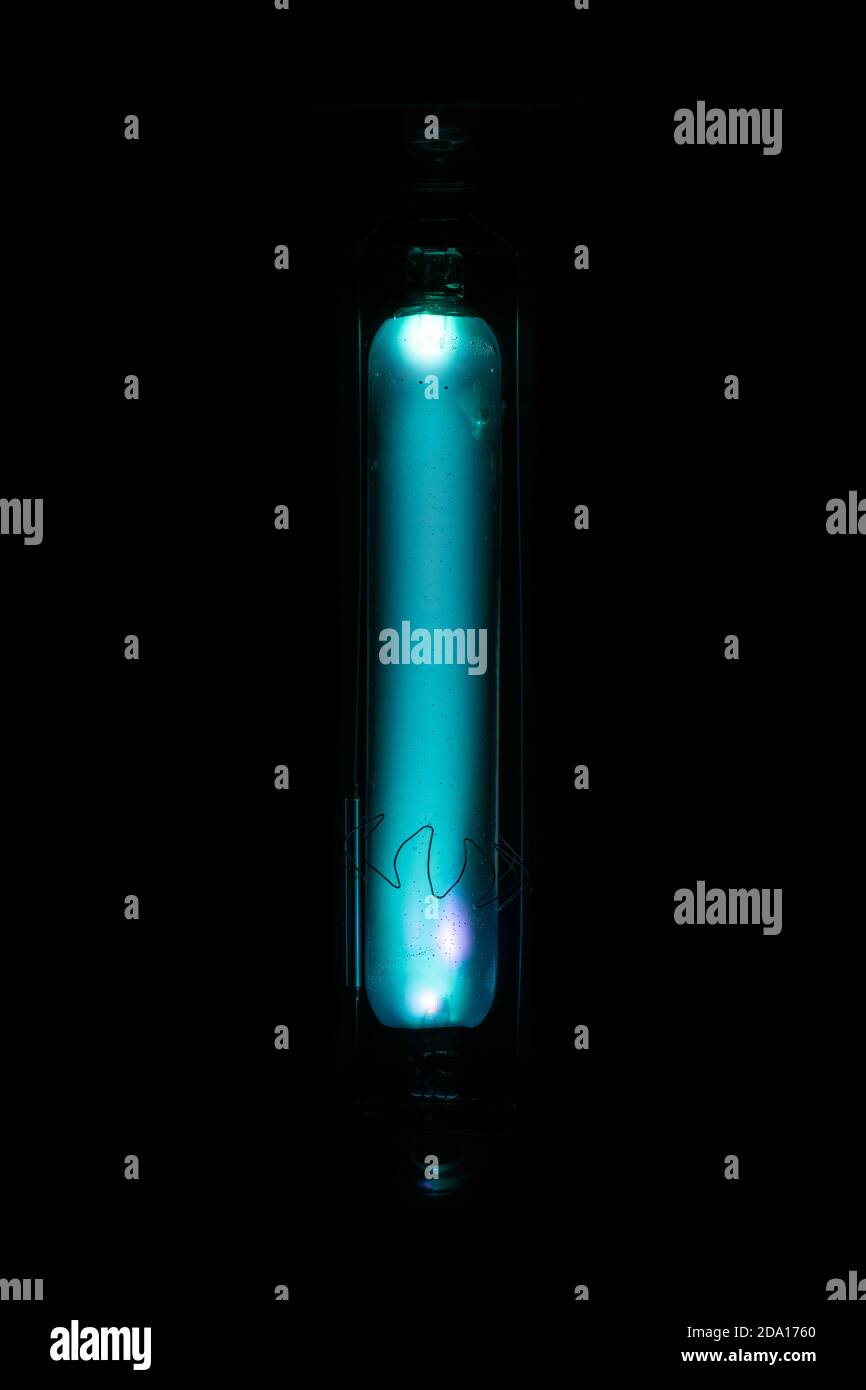 Immagine di un primo piano del tubo ad arco in alluminosilicato o del bruciatore di Lampada al mercurio a media pressione da 400 W, poco dopo l'illuminazione Foto Stock
