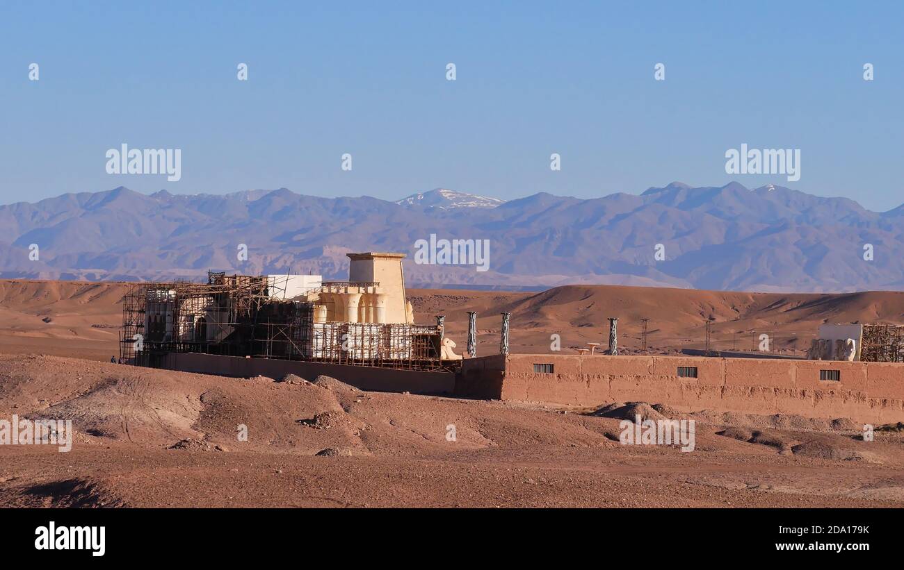 Film ambientato nel deserto fuori Ouarzazate, Marocco, Africa, un luogo importante dell'industria cinematografica con diversi studi cinematografici. Foto Stock