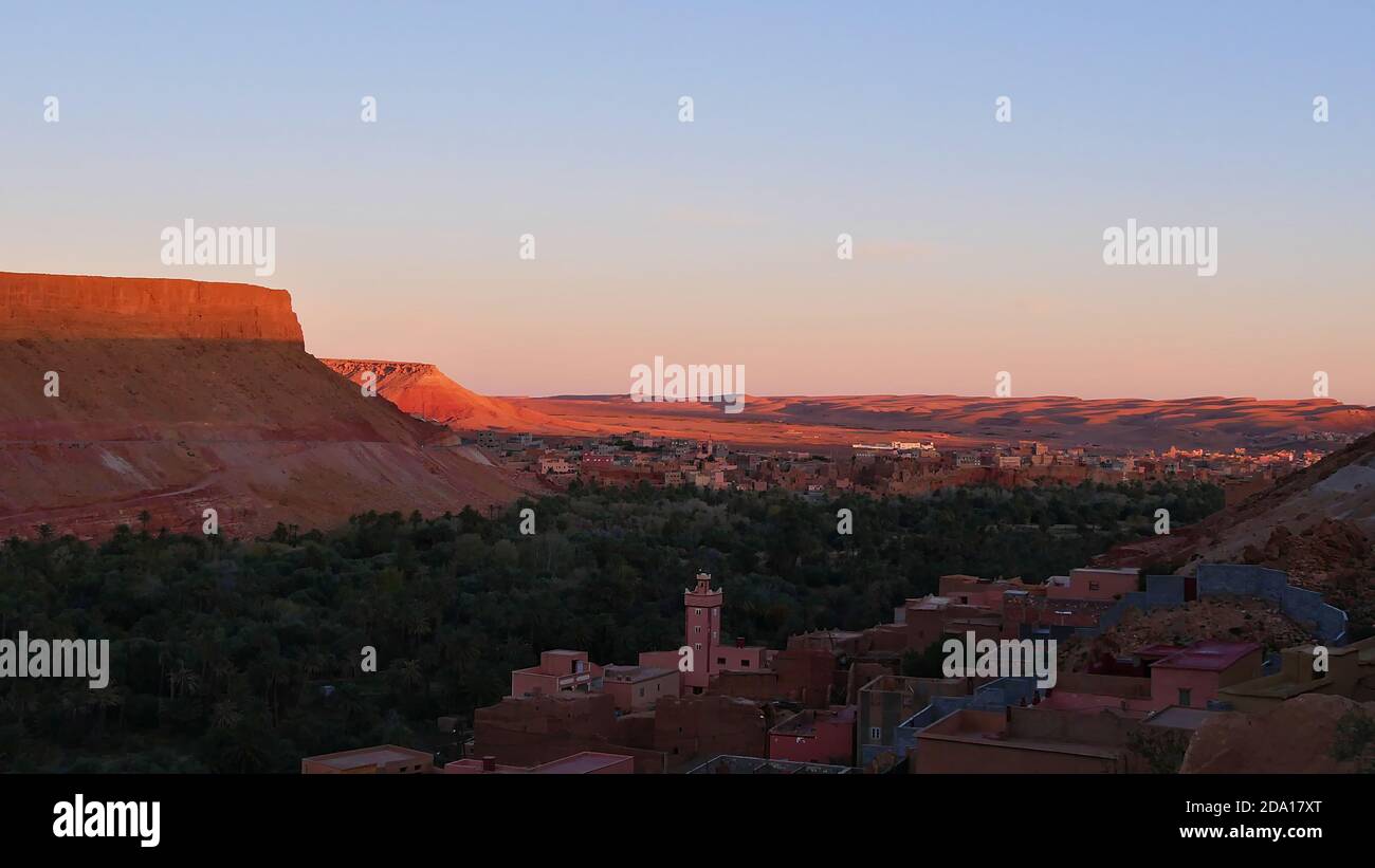 Splendida vista panoramica sul nord di Tinghir, Marocco situato in una fertile oasi verde valle ai piedi del sud delle montagne dell'Atlante al tramonto. Foto Stock