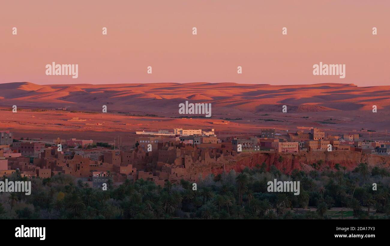 Splendida vista panoramica su Tinghir, Marocco con storiche case berberbere Loam situato in una fertile oasi verde ai piedi del sud dell'Atlante. Foto Stock