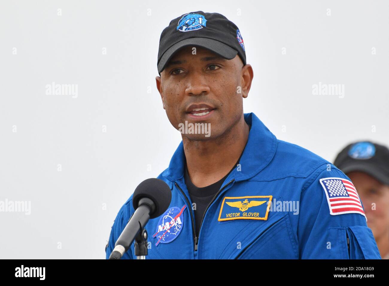 Kennedy Space Center, Stati Uniti. 8 novembre 2020. L'astronauta e pilota della NASA per la prima missione di rotazione dell'equipaggio, o Crew 1, Victor Glover, arriva al Kennedy Space Center, Florida domenica 8 novembre 2020. Foto di Joe Marino/UPI Credit: UPI/Alamy Live News Foto Stock