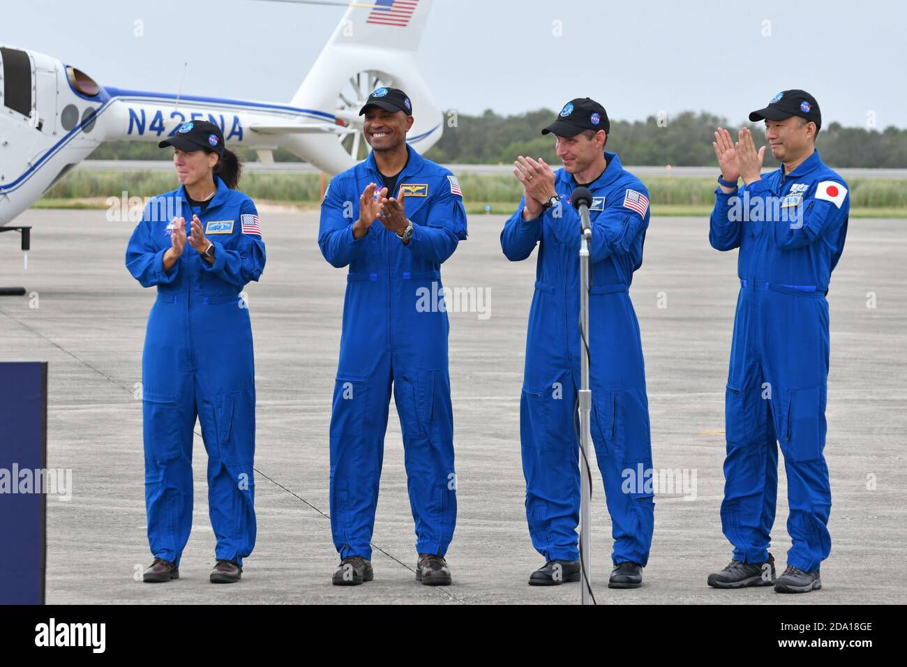 Kennedy Space Center, Stati Uniti. 8 novembre 2020. Gli astronauti della NASA per la prima missione di rotazione dell'equipaggio, o Crew 1, lo specialista della missione Shannon Walker, il pilota Victor Glover, il comandante Michael Hopkins e lo specialista della missione dell'agenzia per l'esplorazione aerospaziale giapponese (JAXA), Soichi Noguchi (da l a r), arrivano al Kennedy Space Center, Florida domenica 8 novembre 2020. Foto di Joe Marino/UPI Credit: UPI/Alamy Live News Foto Stock