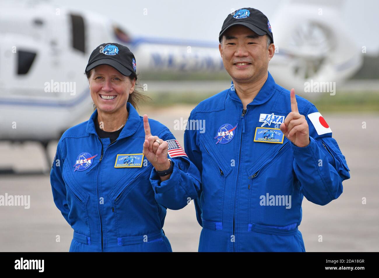 Kennedy Space Center, Stati Uniti. 8 novembre 2020. Gli astronauti della NASA per la prima missione di rotazione dell'equipaggio, o Crew 1, Mission Specialist Shannon Walker e Japan Aerospace Exploration Agency (JAXA) Mission Specialist, Soichi Noguchi (da l a r) posa dopo il loro arrivo al Kennedy Space Center, Florida, domenica 8 novembre 2020. Foto di Joe Marino/UPI Credit: UPI/Alamy Live News Foto Stock
