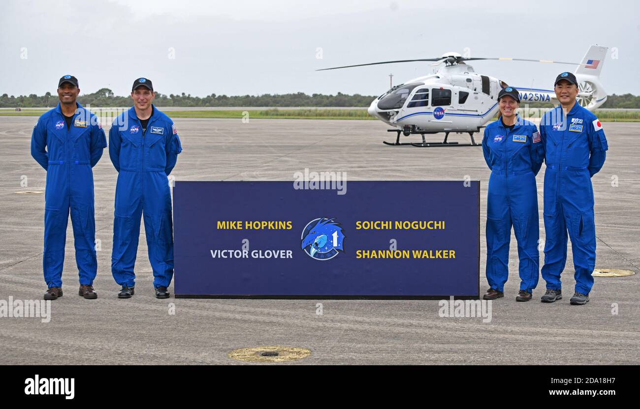 Kennedy Space Center, Stati Uniti. 8 novembre 2020. Gli astronauti della NASA per la prima missione di rotazione dell'equipaggio, o equipaggio 1, pilota Victor Glover, comandante Michael Hopkins, Mission Specialist Shannon Walker e Japan Aerospace Exploration Agency (JAXA) Mission Specialist, Soichi Noguchi (da l a r) posa dopo essere arrivato al Kennedy Space Center, Florida, domenica 8 novembre 2020. Foto di Joe Marino/UPI Credit: UPI/Alamy Live News Foto Stock