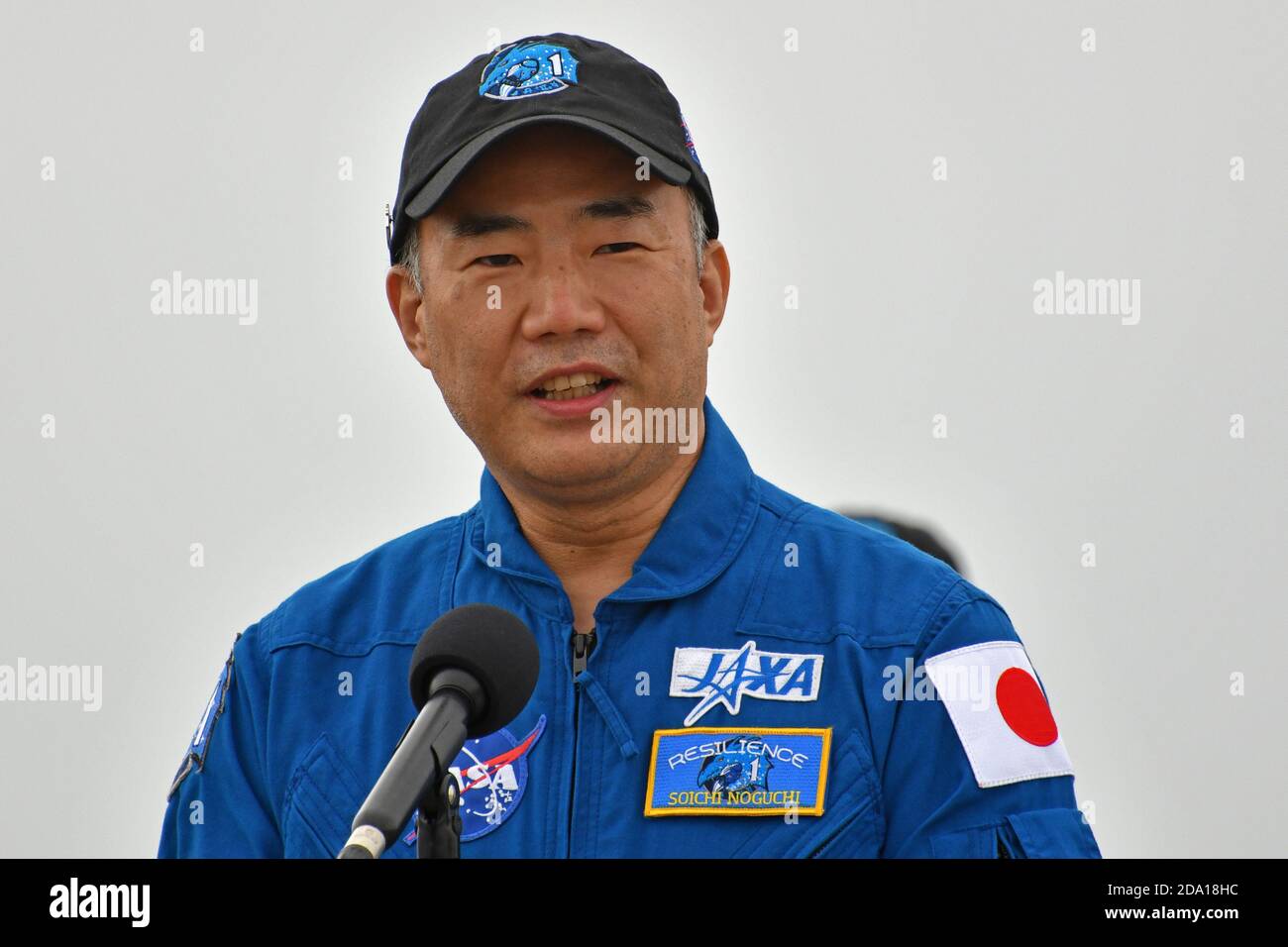 Kennedy Space Center, Stati Uniti. 8 novembre 2020. Soichi Noguchi, Japan Aerospace Exploration Agency (JAXA) Mission Specialist per la prima missione di rotazione dell'equipaggio, o Crew 1, arriva al Kennedy Space Center, Florida domenica 8 novembre 2020. Foto di Joe Marino/UPI Credit: UPI/Alamy Live News Foto Stock