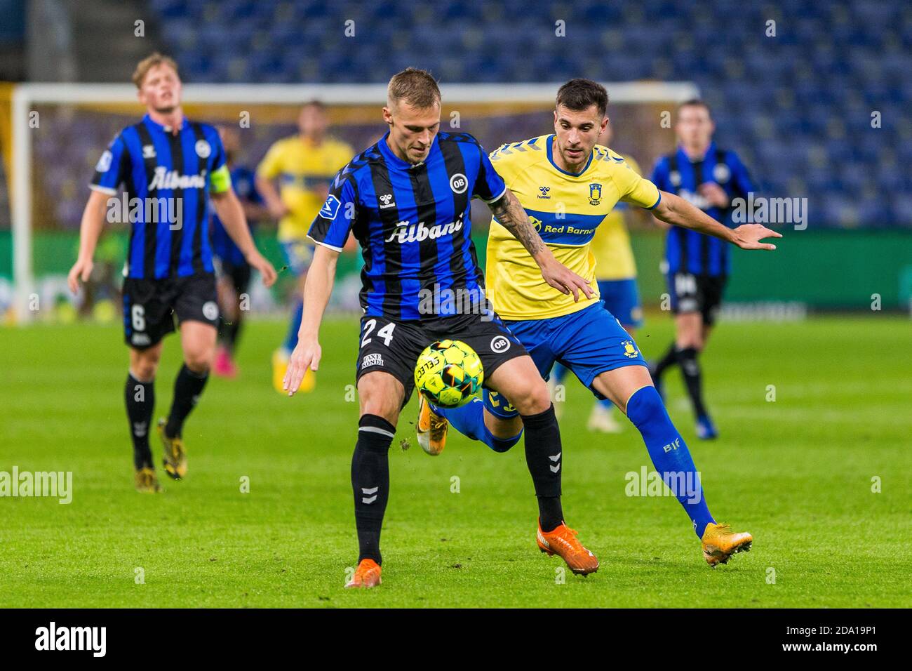 Brondby, Danimarca. 8 novembre 2020. Andrija Pavlovic (9) di Broendby IF e Marco Lund (24) di OB visto durante la partita 3F Superliga tra Broendby IF e Odense Boldklub al Brondby Stadium. (Photo Credit: Gonzales Photo/Alamy Live News Foto Stock