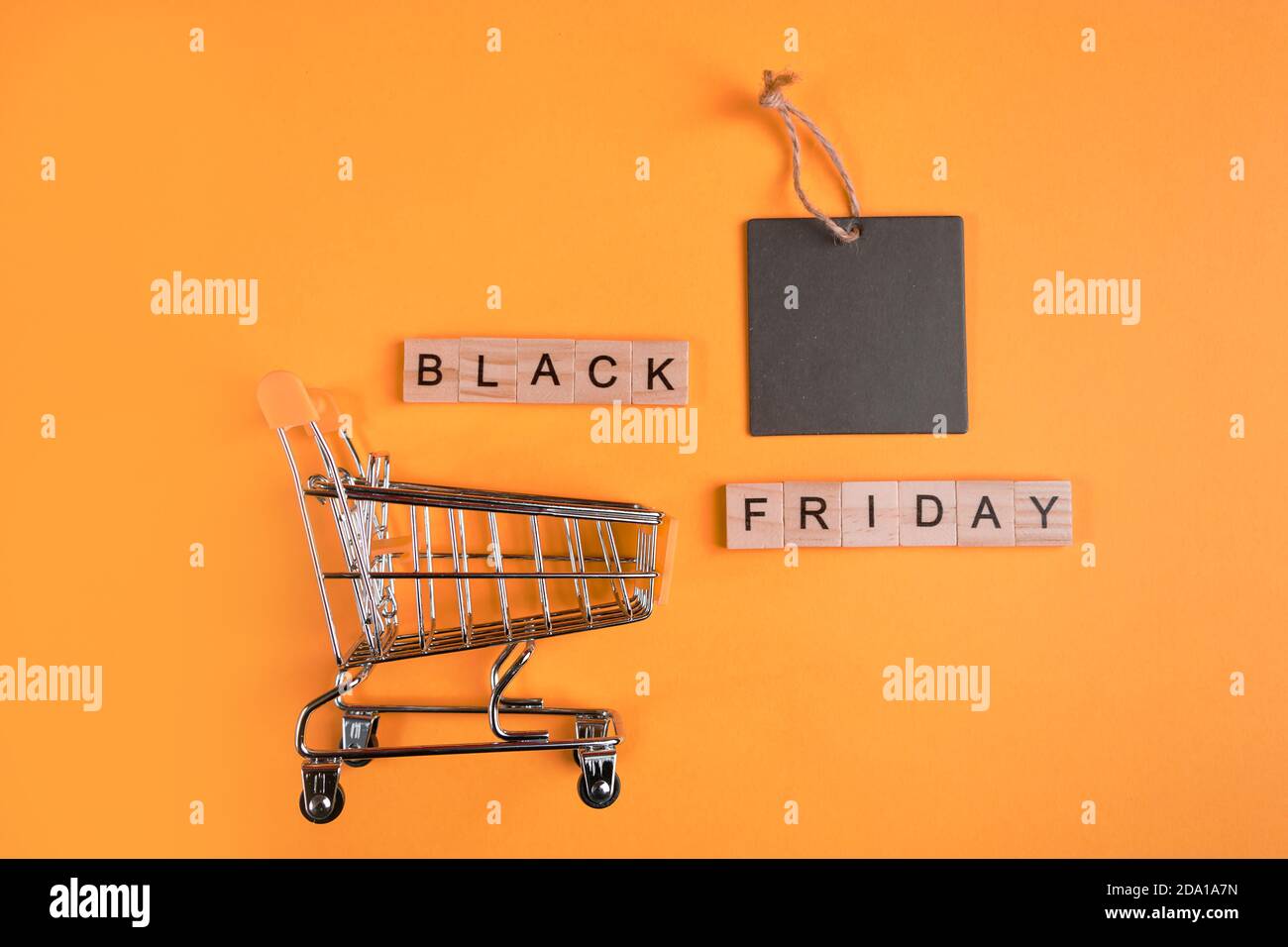 Vendita e Black Friday Concept. Mini carrello su sfondo giallo Foto stock -  Alamy
