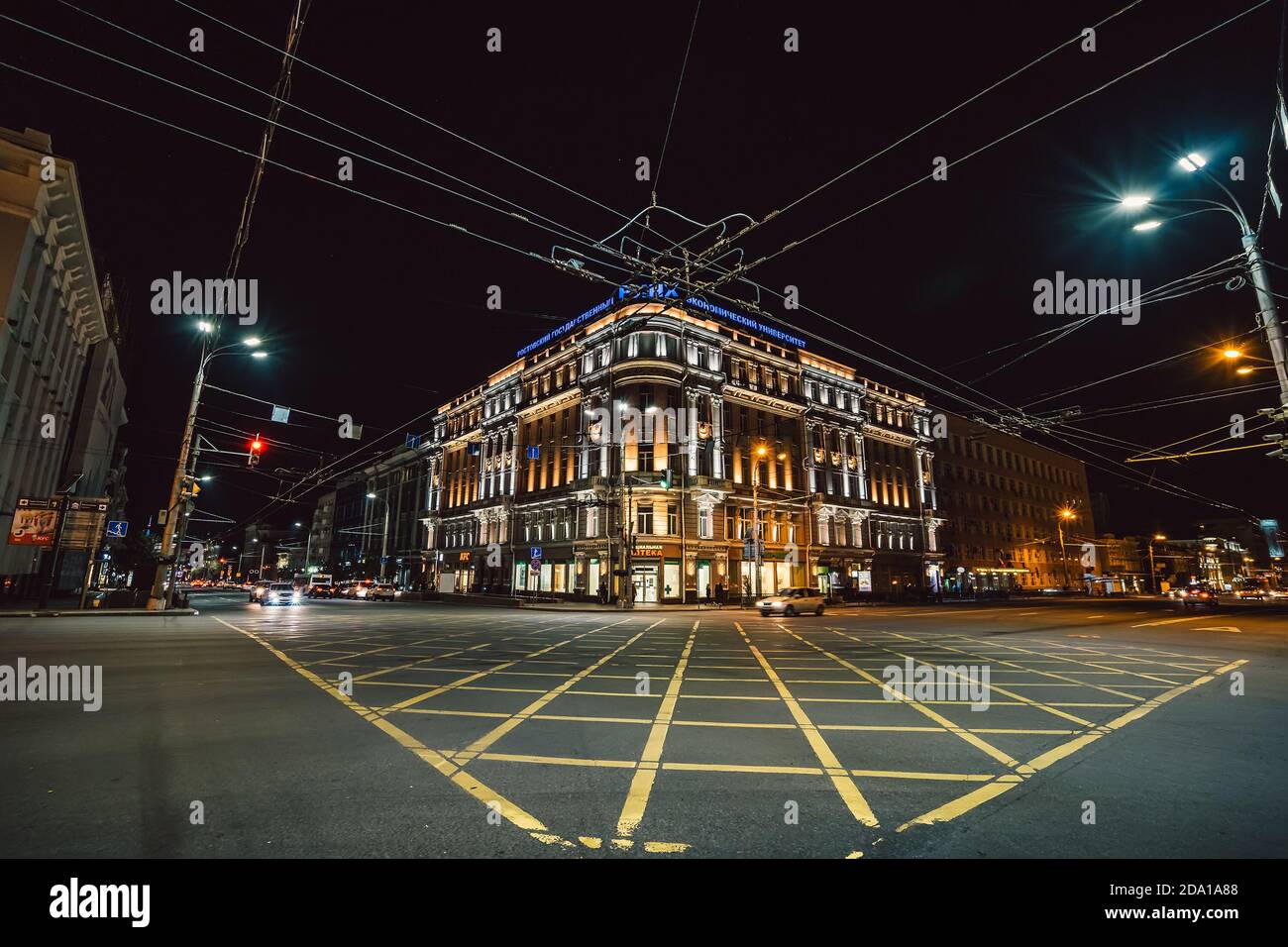 Rostov on Don, Russia - Novembre 2020: Via Sadovaya nel centro storico della città di Rostov di notte con la famosa architettura illuminata bella costruzione. Foto Stock