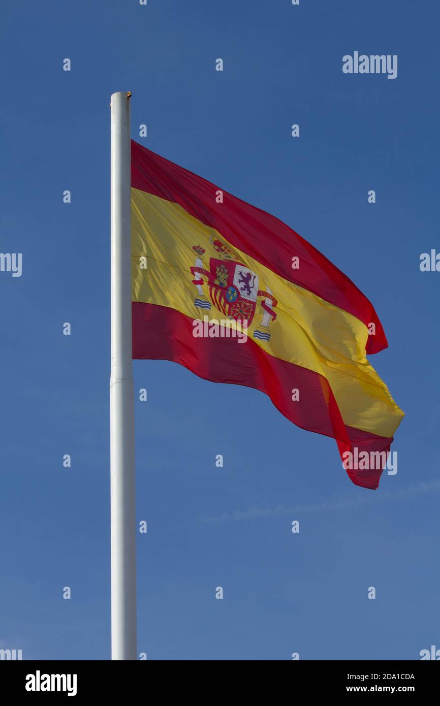 Bandiera spagnola contro un cielo blu Foto Stock