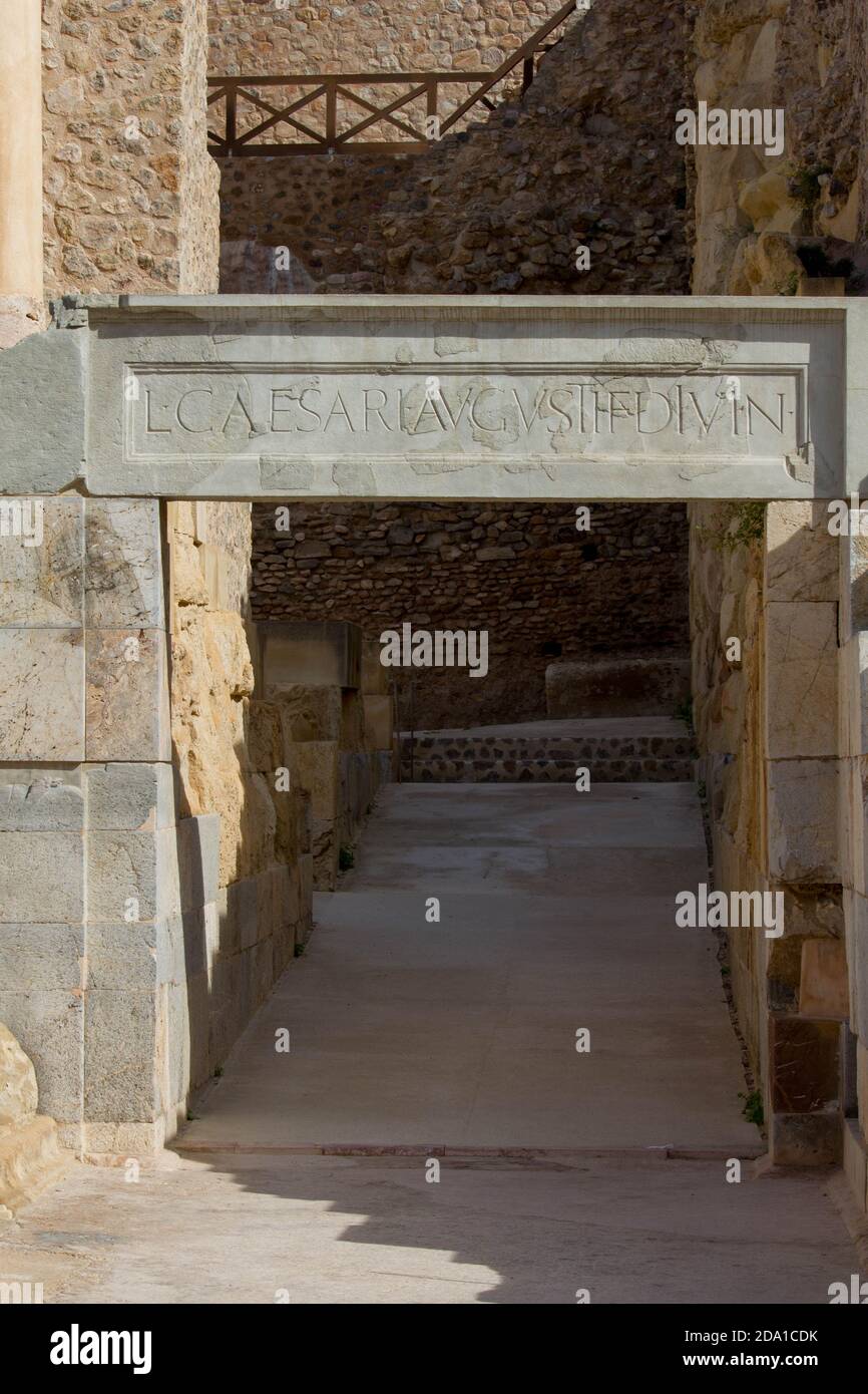Teatro romano a Cartagena, Spagna che mostra la dedicazione ricostruita a Lucio Cesare, nipote di Augusto, all'ingresso orientale del teatro. Foto Stock