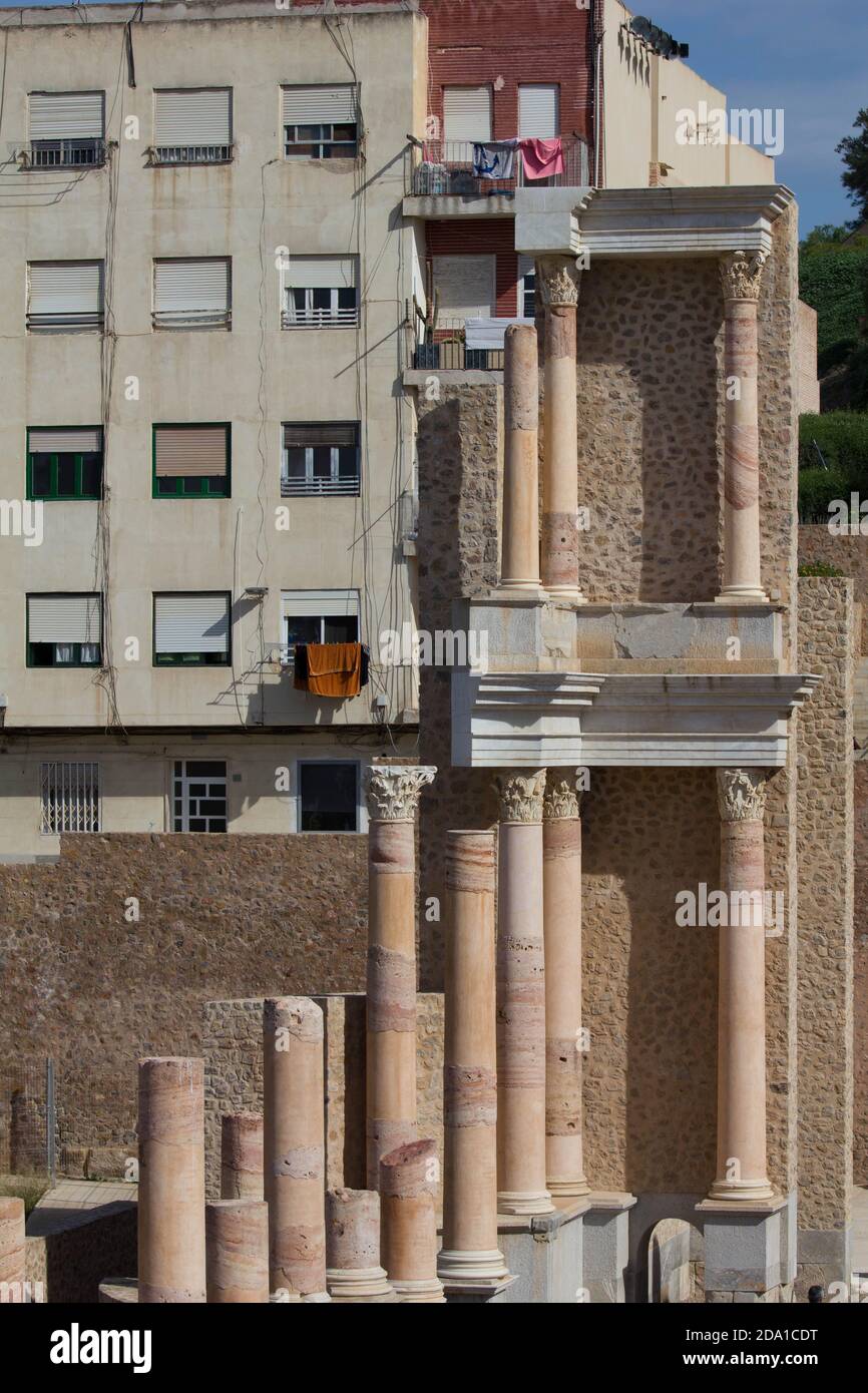 Teatro romano a Cartagena, Spagna, con colonne ricostruite ai margini del proscenio o palcoscenico. Foto Stock
