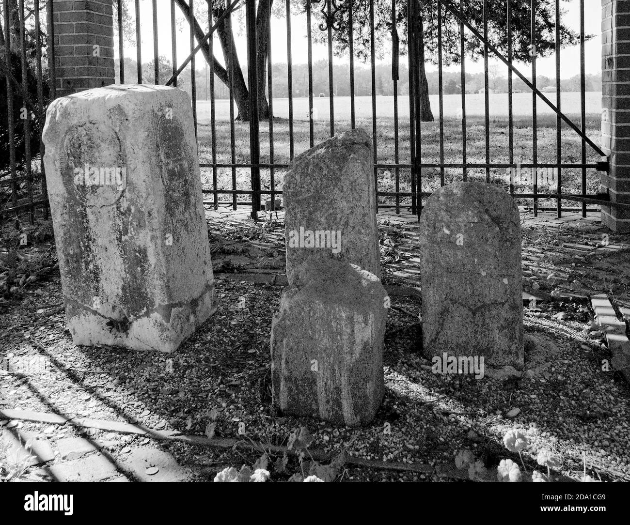 Mason Dixon Line marcatore centrale e marcatori di due precedenti tentativi di delineare le proprietà di William Penn e Lord Calvert nel 1764. B&W. Foto Stock