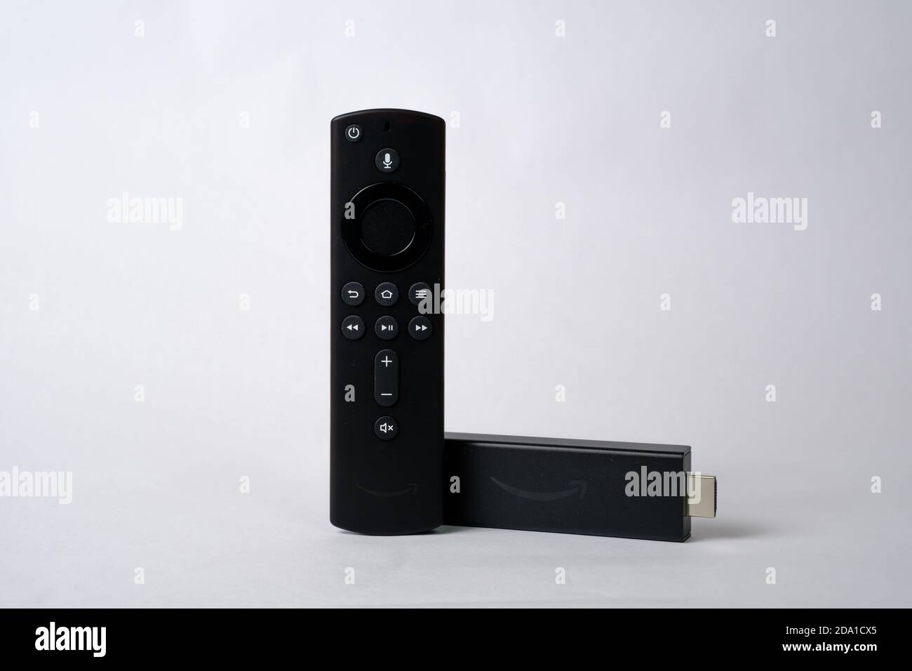 Stafford / Regno Unito - 8 novembre 2020: Amazon Fire TV Stick 4K Ultra HD con Alexa Voice Remote. Prodotto isolato su bianco. Foto Stock