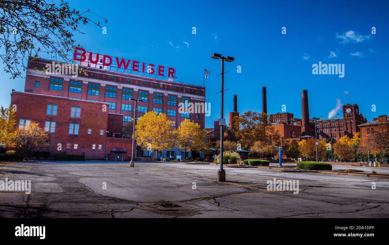 Saint Louis, MO--7 novembre 2020; vista della birreria Anhueser Busch con la fabbrica di mattoni simbolo dove la birra Budweiser è prodotta e imbottigliata Foto Stock
