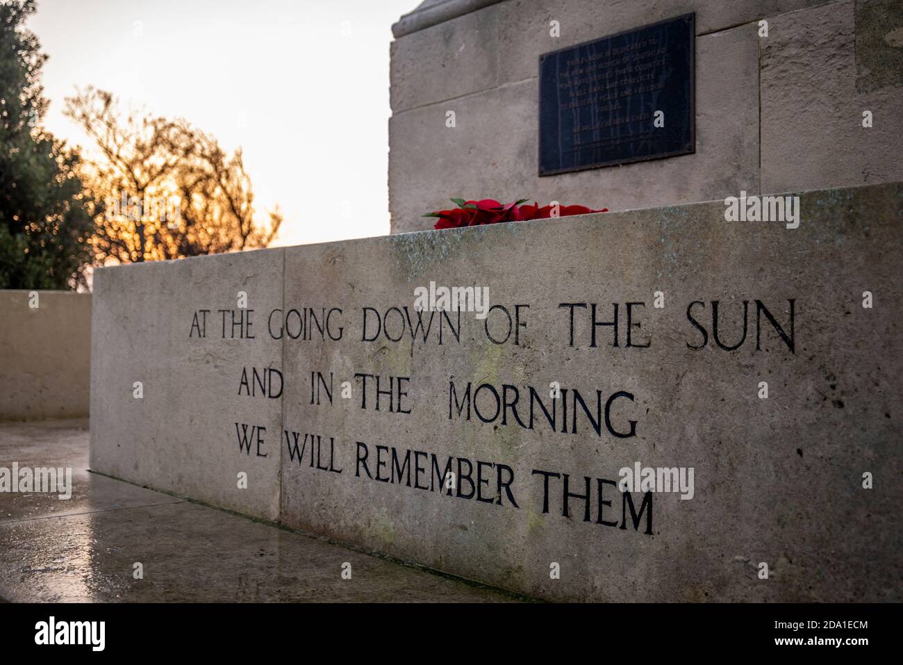 Alba sulla memoria Domenica 2020 al Southend War Memorial con linee da Ode di ricordo, da per i caduti. E al mattino Foto Stock