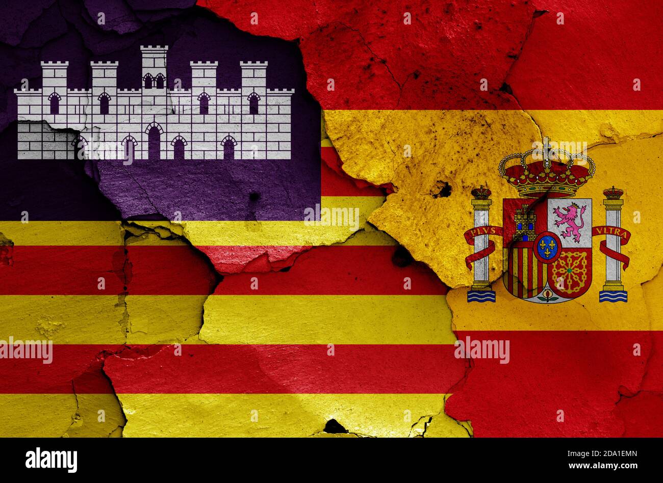 Bandiere delle Isole Baleari e della Spagna dipinte su pareti incrinate Foto Stock
