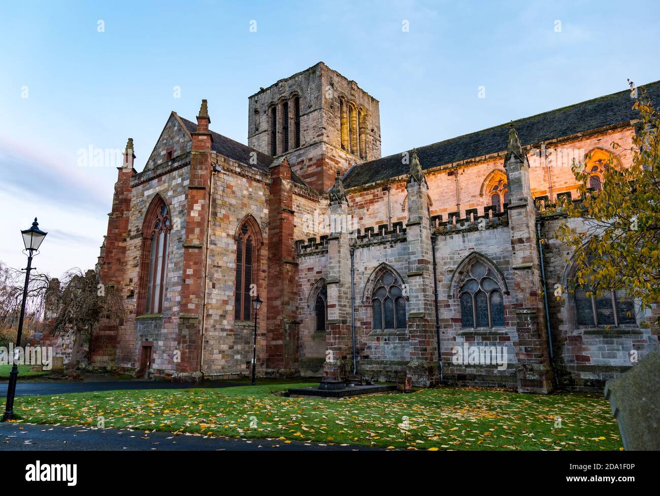 St Mary's Parish Church at Dusk, Haddington, East Lothian, Scozia, Regno Unito Foto Stock