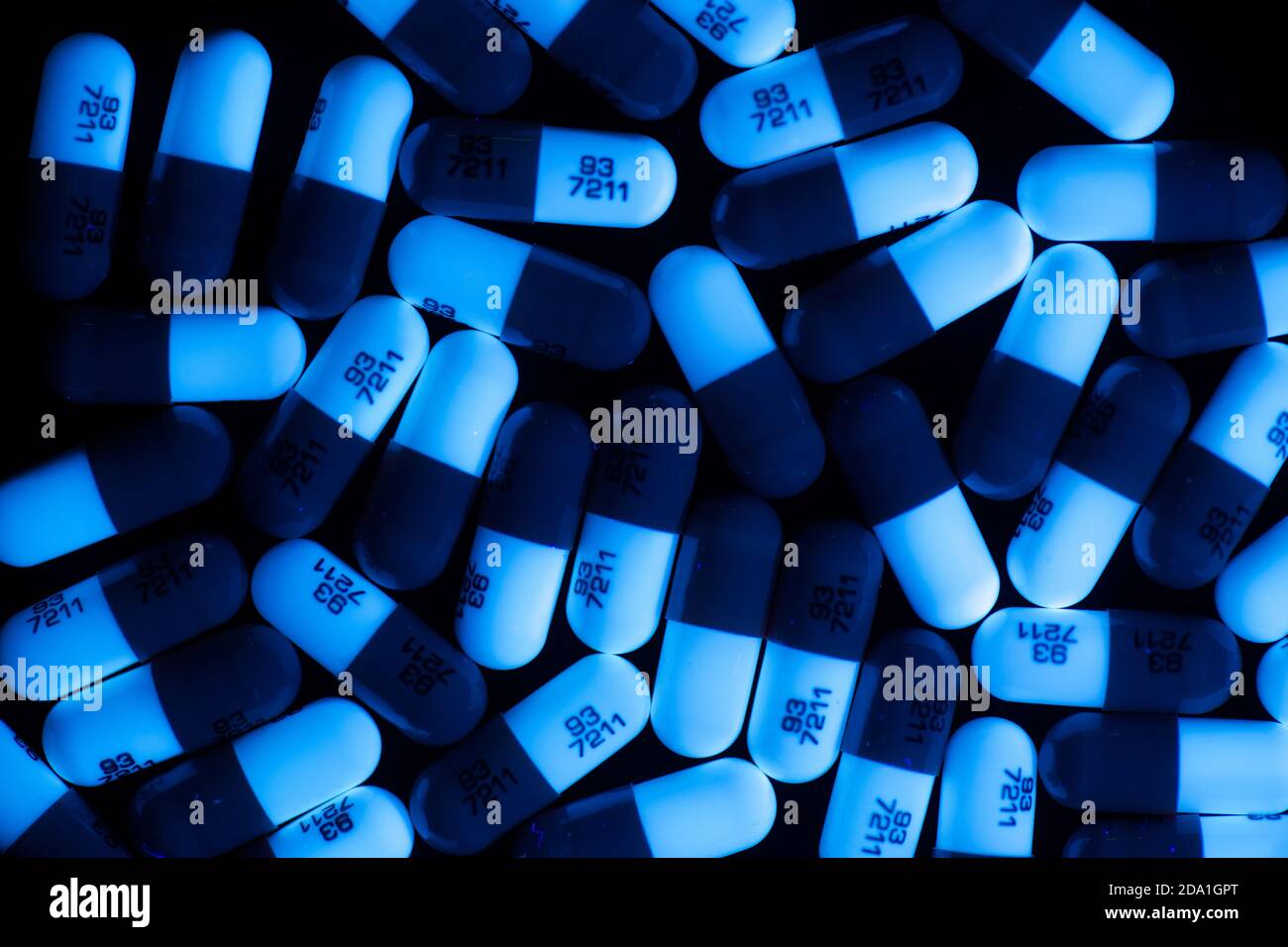 Prescrizione medica sotto luce ultravioletta Foto Stock