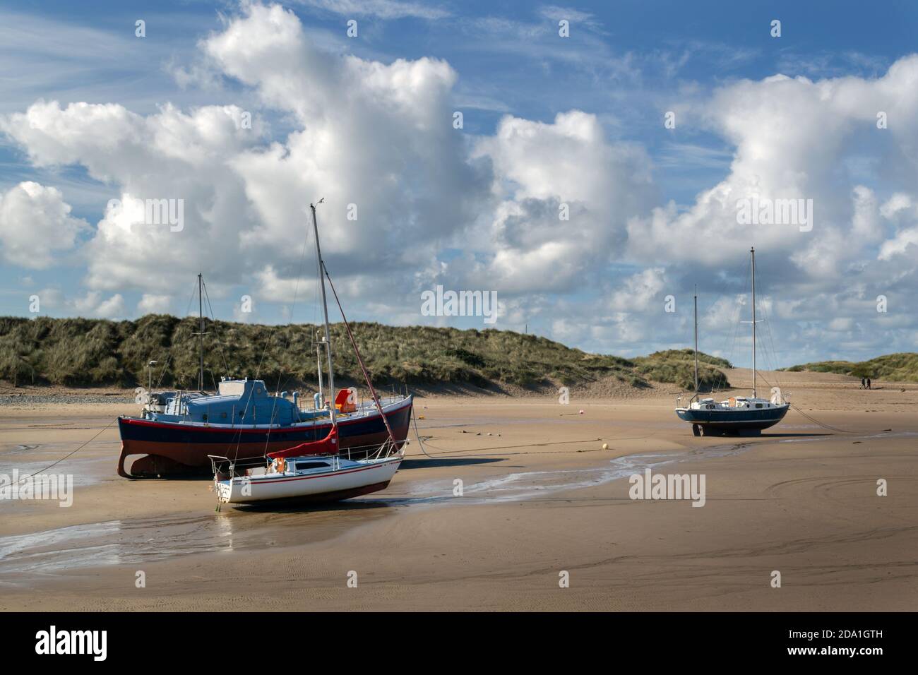 BARMOUTH, GALLES - 1 ottobre 2020: Tre barche nell'estuario del fiume Mawddach, Barmouth, Galles, Contea di Gwynedd in un pomeriggio di sole autunno Foto Stock