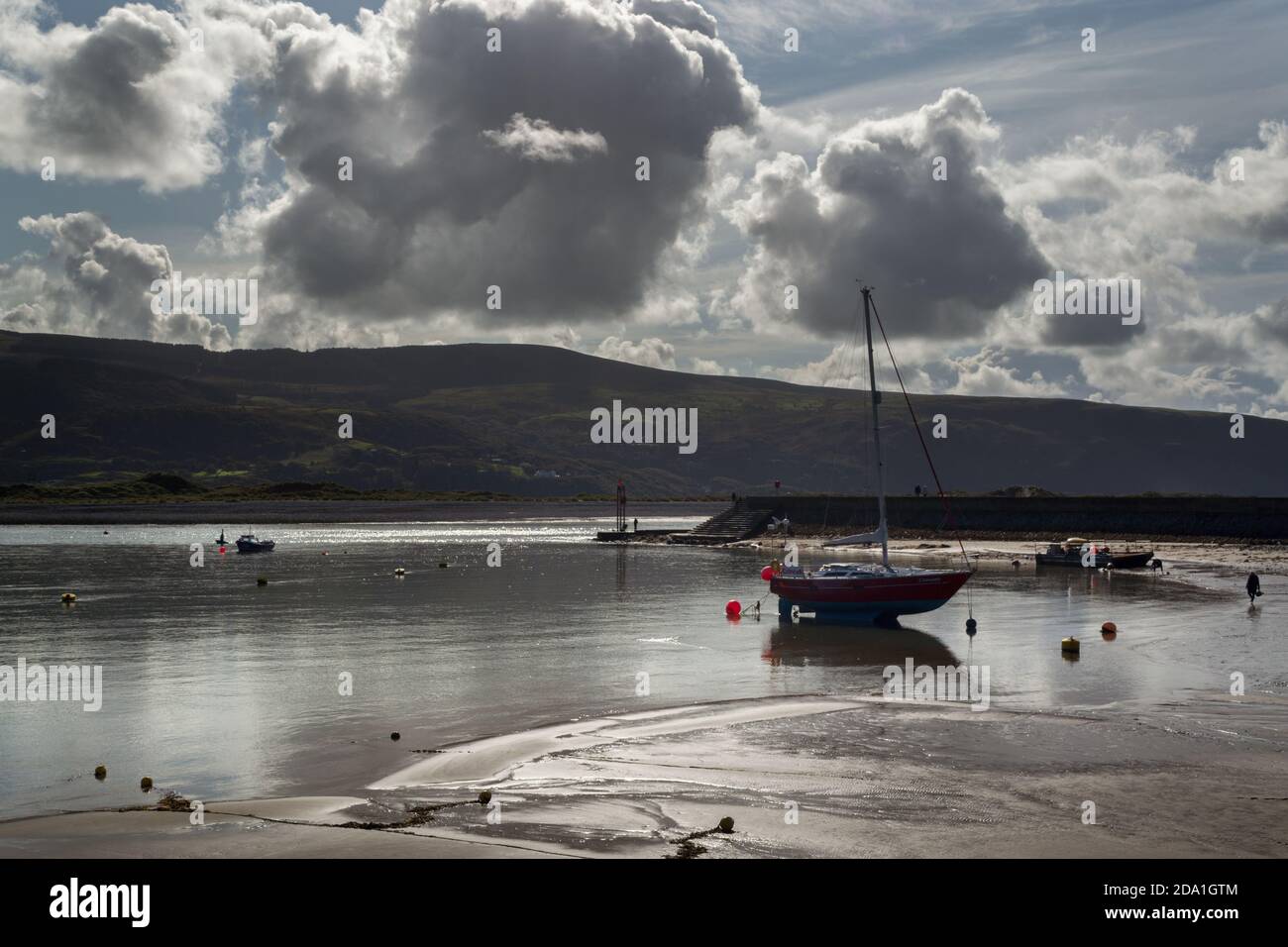 BARMOUTH, GALLES - 1 ottobre 2020: Barche nell'estuario del fiume Mawddach, Barmouth, Galles, Contea di Gwynedd in un pomeriggio di autunno soleggiato Foto Stock