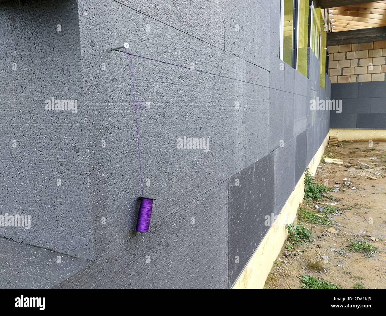 Isolamento termico con polistirene grafite sulla parete della casa in il cantiere Foto Stock