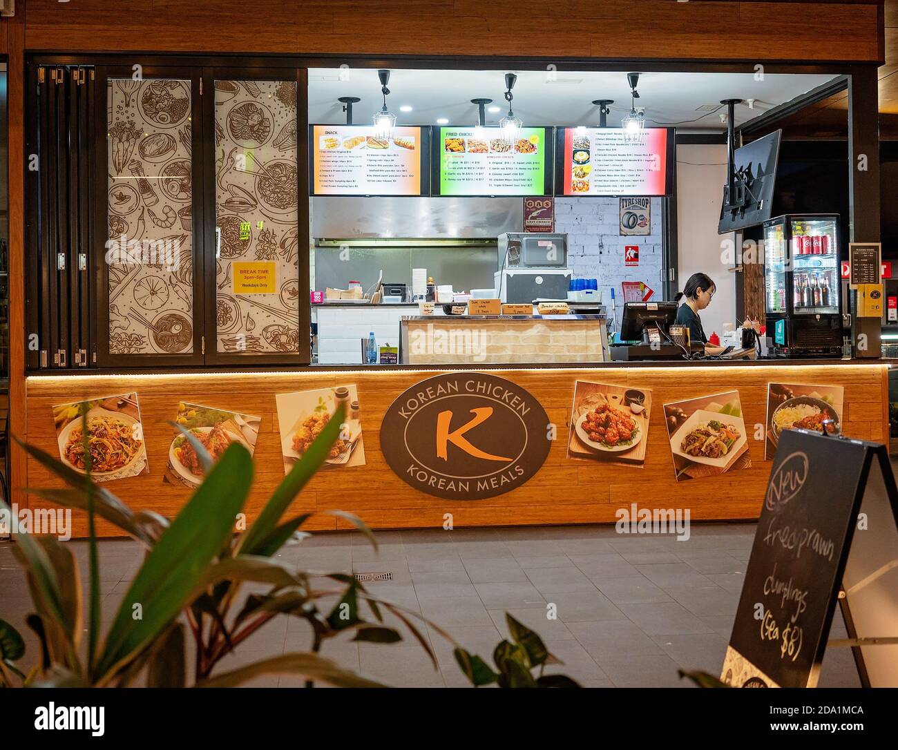 Brisbane, Queensland, Australia - Ottobre 2019: Membro dello staff femminile che lavora nel negozio di takeaway coreano a Camp Hill Foto Stock