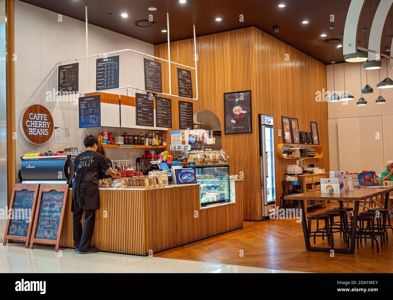 Brisbane, Queensland, Australia - Ottobre 2019: Personale che lavora al Cafe Cherry Beans presso un grande centro commerciale al dettaglio Foto Stock